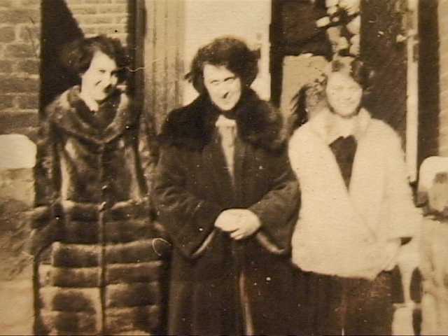 Three girls.JPG (28091 bytes)